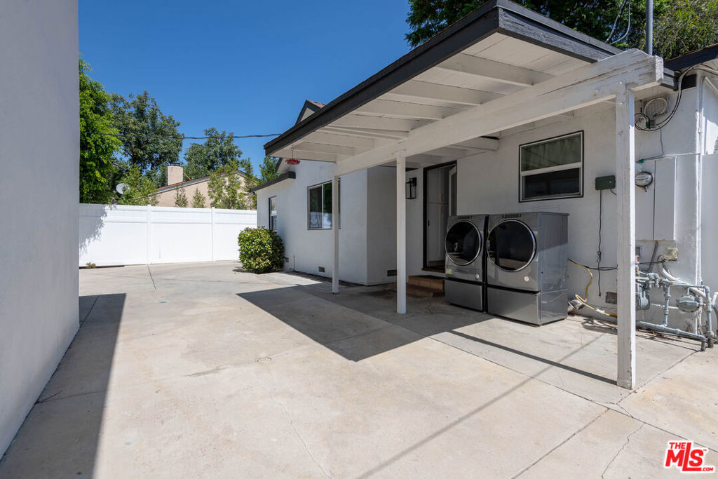 5409 Fallbrook Avenue Property Photo 25