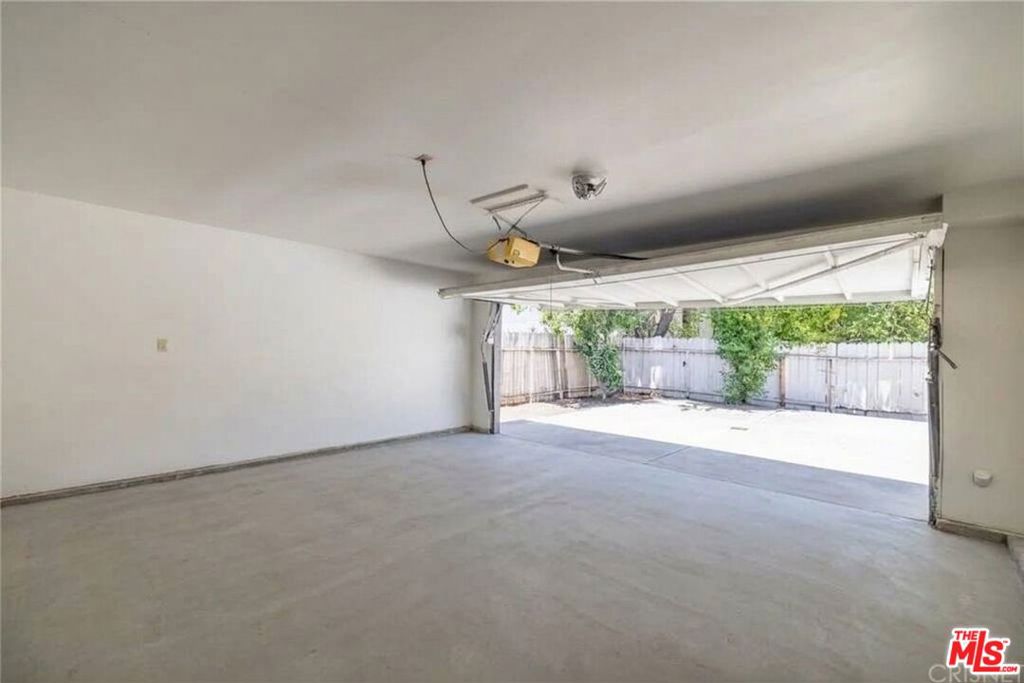 5409 Fallbrook Avenue Property Photo 27