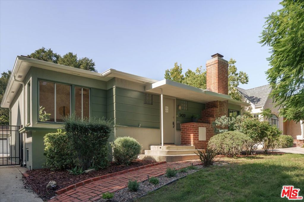 2429 E Glenoaks Boulevard Property Photo 1