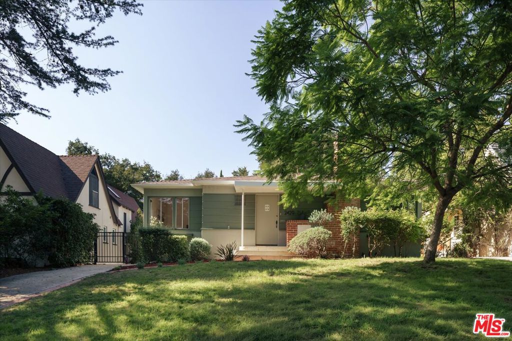 2429 E Glenoaks Boulevard Property Photo 3