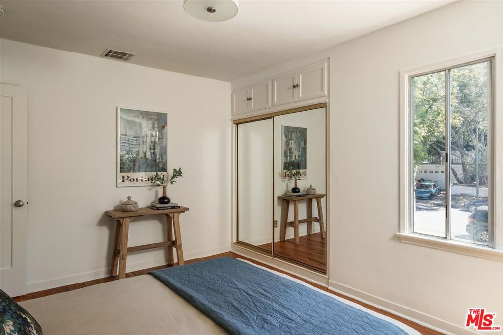 2429 E Glenoaks Boulevard Property Photo 11