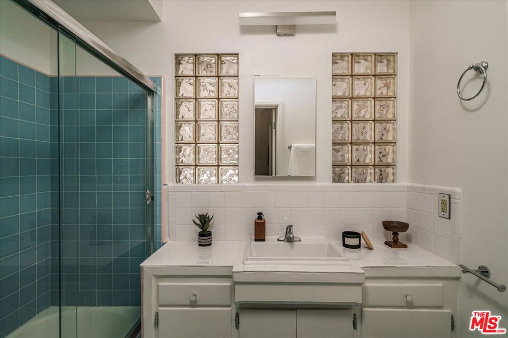 2429 E Glenoaks Boulevard Property Photo 14
