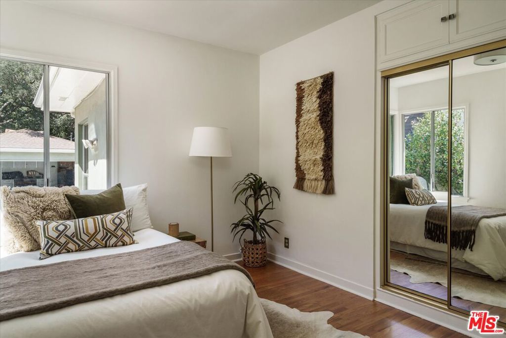 2429 E Glenoaks Boulevard Property Photo 16