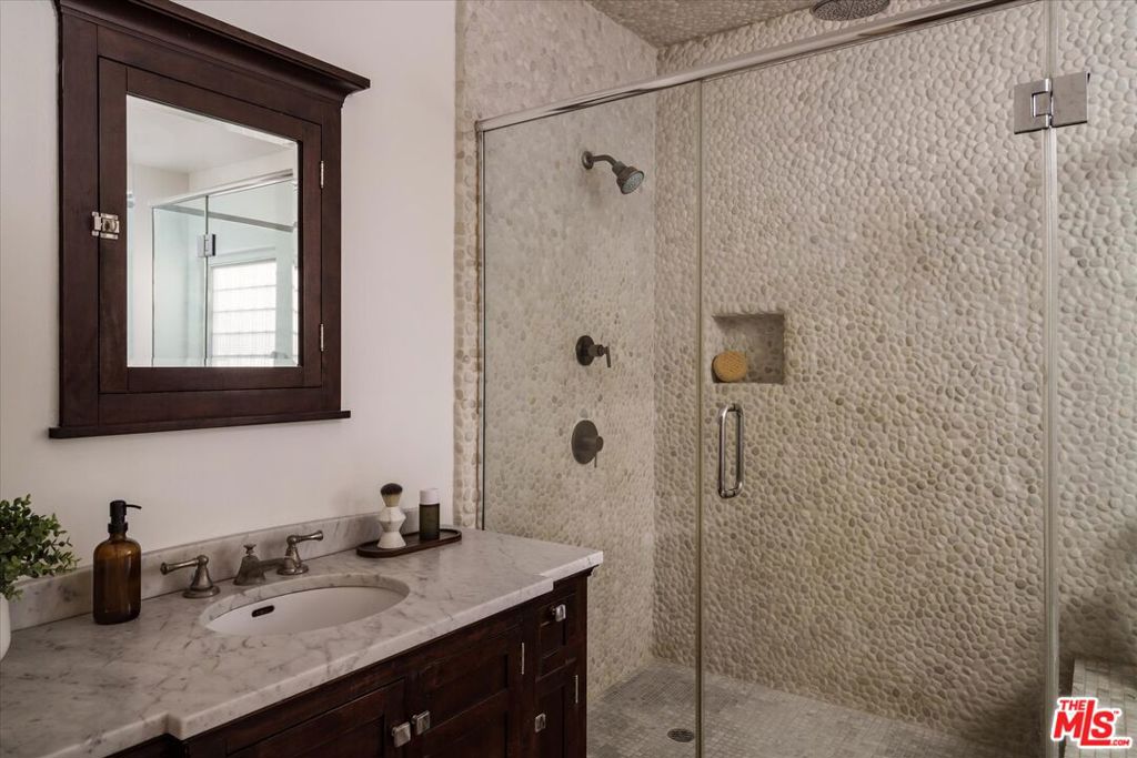 2429 E Glenoaks Boulevard Property Photo 34