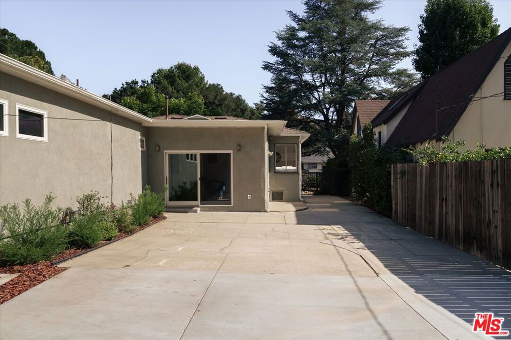 2429 E Glenoaks Boulevard Property Photo 57