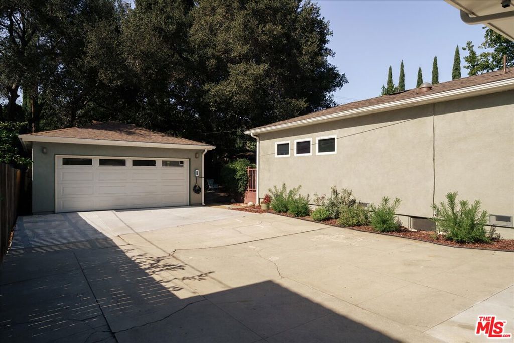 2429 E Glenoaks Boulevard Property Photo 58