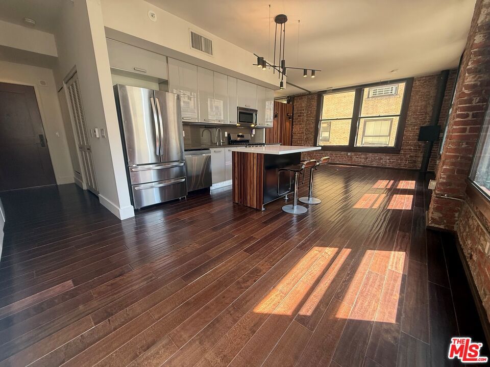 460 S Spring Street 1011 Property Photo 1