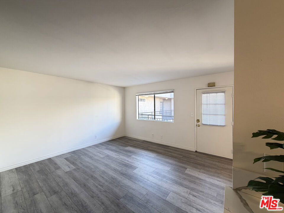 326 S Manhattan Place 210 Property Photo 3