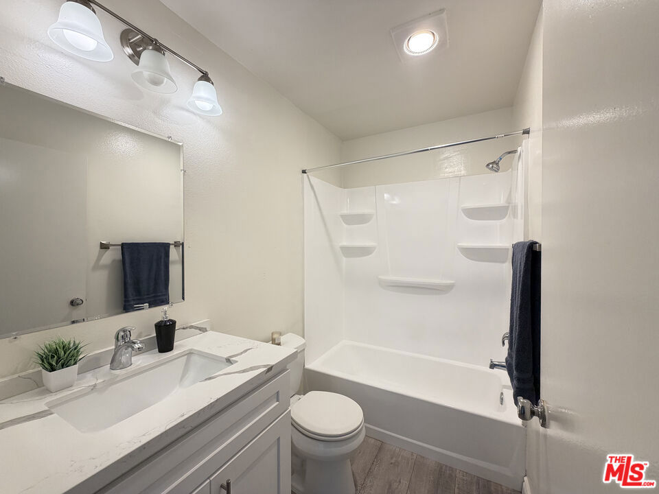 326 S Manhattan Place 210 Property Photo 4