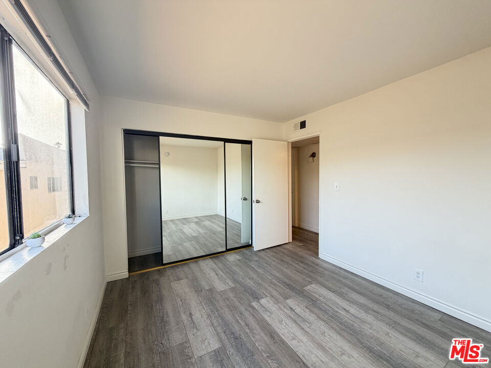 326 S Manhattan Place 210 Property Photo 6