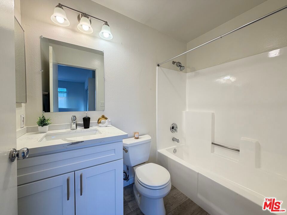 326 S Manhattan Place 210 Property Photo 8