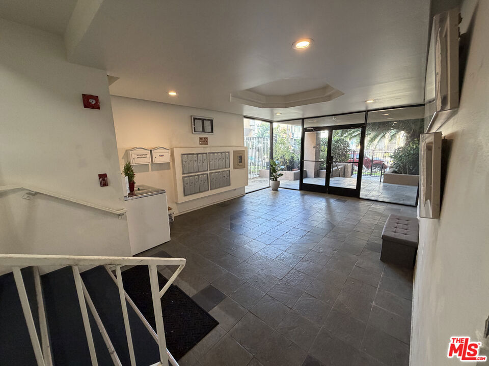 326 S Manhattan Place 210 Property Photo 13