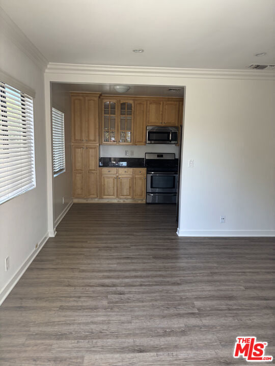 14311 1/2 Magnolia Boulevard Property Photo 3