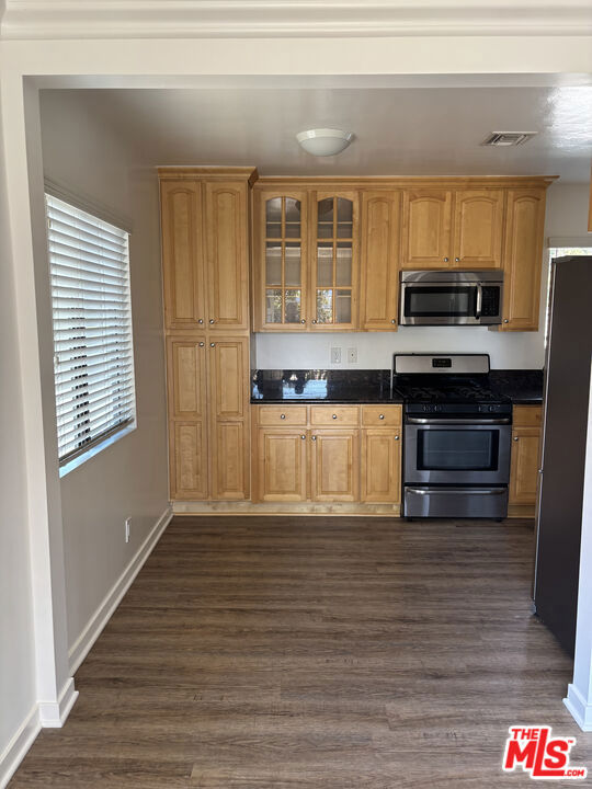 14311 1/2 Magnolia Boulevard Property Photo 5