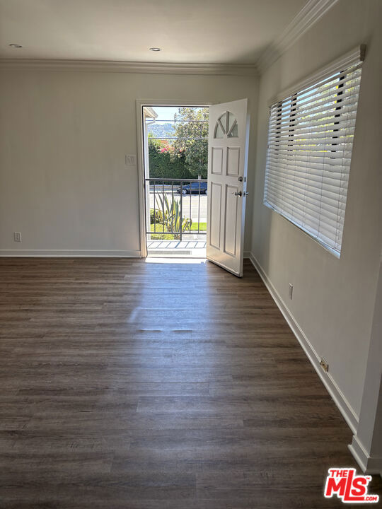 14311 1/2 Magnolia Boulevard Property Photo 6