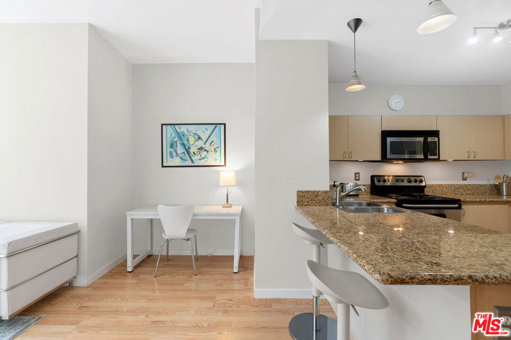 630 West 6th Street 613 Property Photo 3