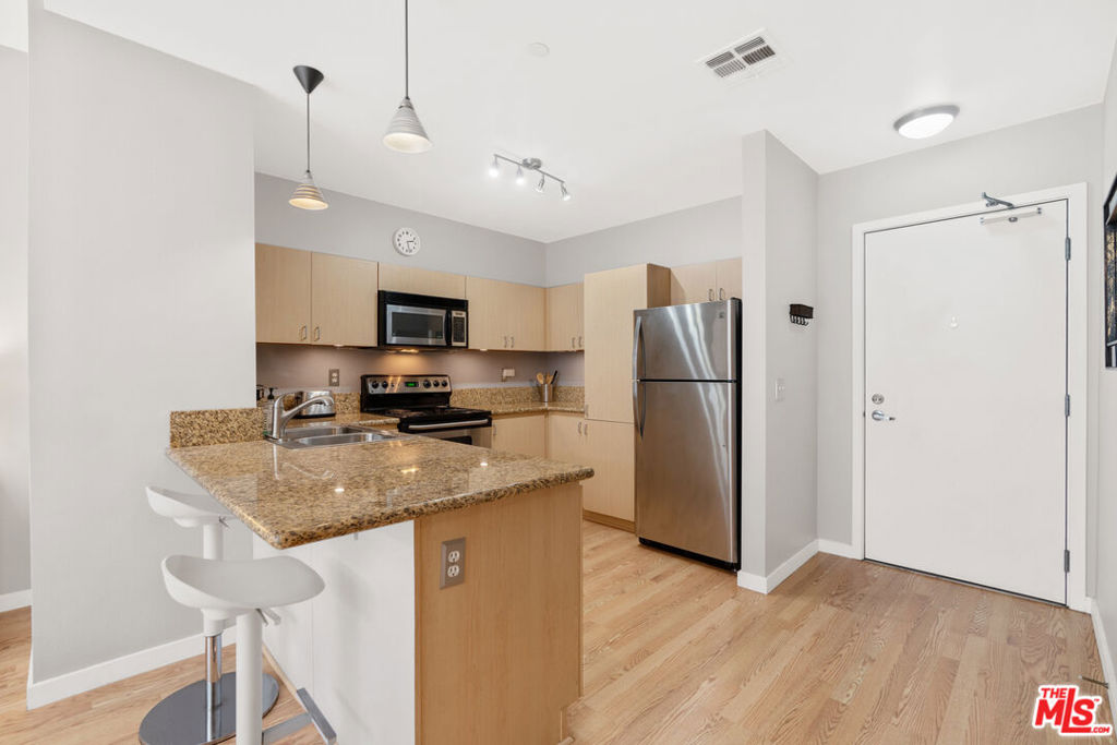 630 West 6th Street 613 Property Photo 4