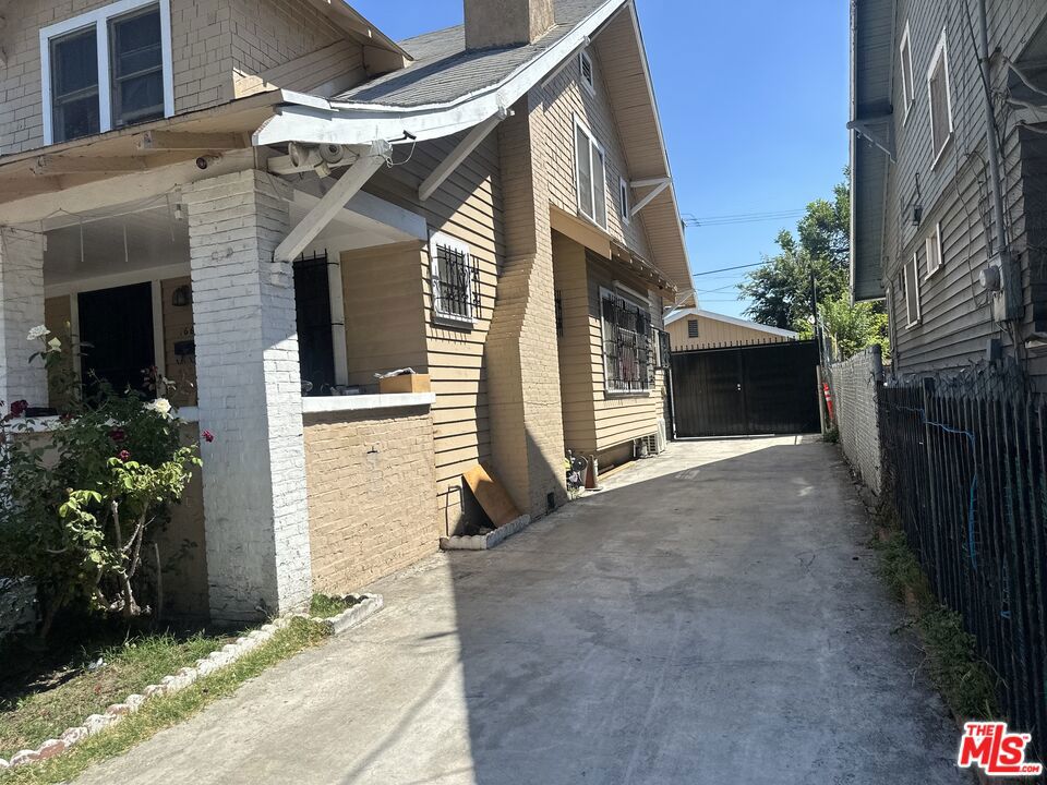 1666 Roosevelt Avenue Property Photo 3