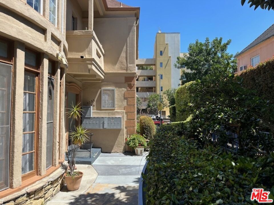 925 S Hobart Boulevard 1/2 Property Photo 2