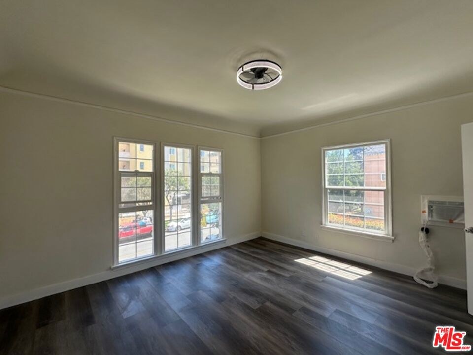 925 S Hobart Boulevard 1/2 Property Photo 5