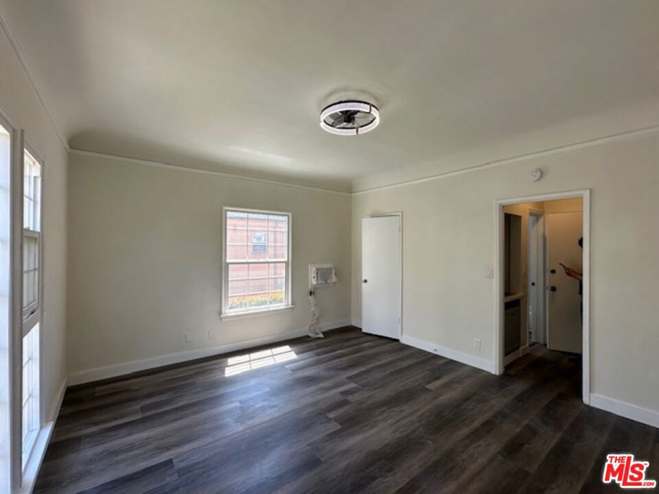 925 S Hobart Boulevard 1/2 Property Photo 6