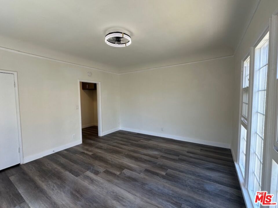 925 S Hobart Boulevard 1/2 Property Photo 7