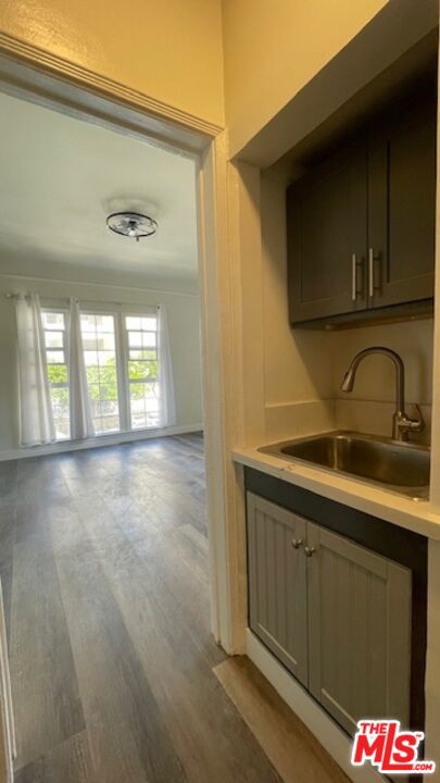 925 S Hobart Boulevard 1/2 Property Photo 8