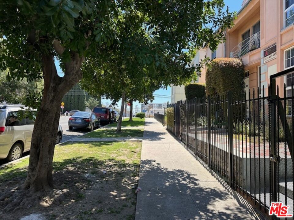 925 S Hobart Boulevard 1/2 Property Photo 20