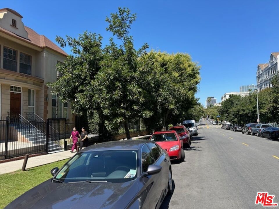 925 S Hobart Boulevard 1/2 Property Photo 22