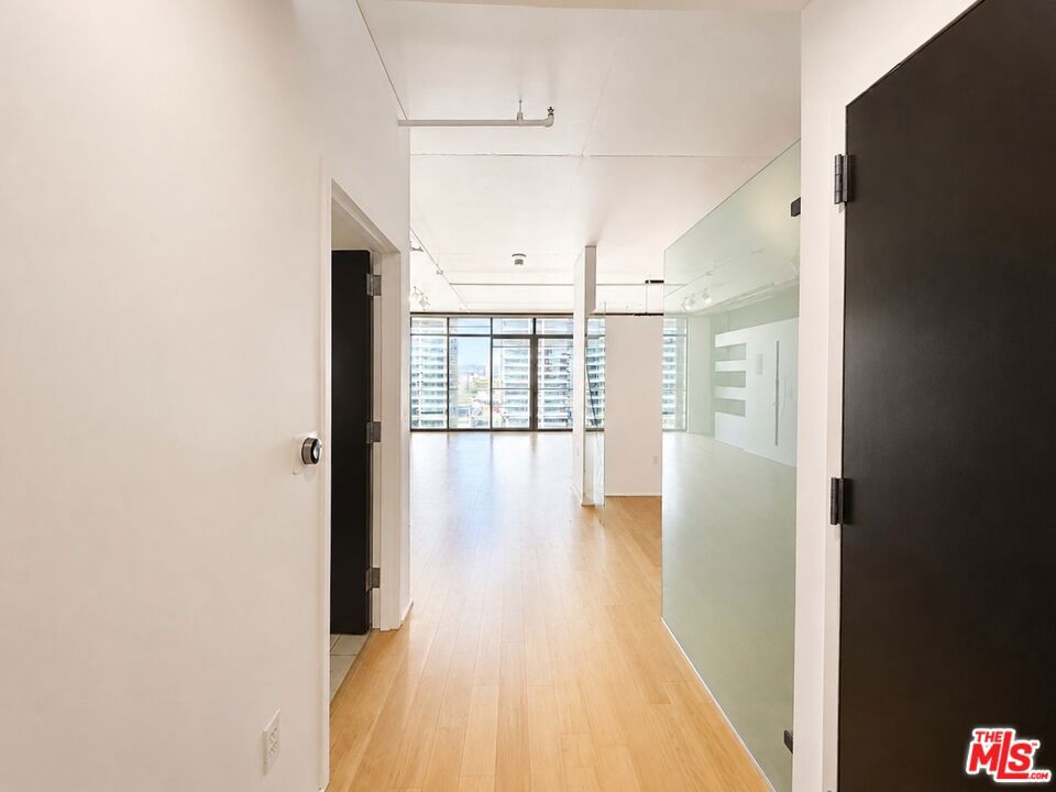 1100 S Hope Street 1510 Property Photo 4