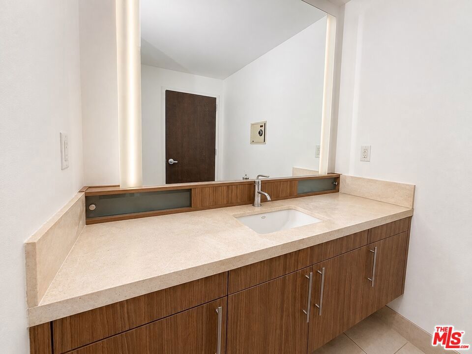 1100 S Hope Street 1510 Property Photo 16