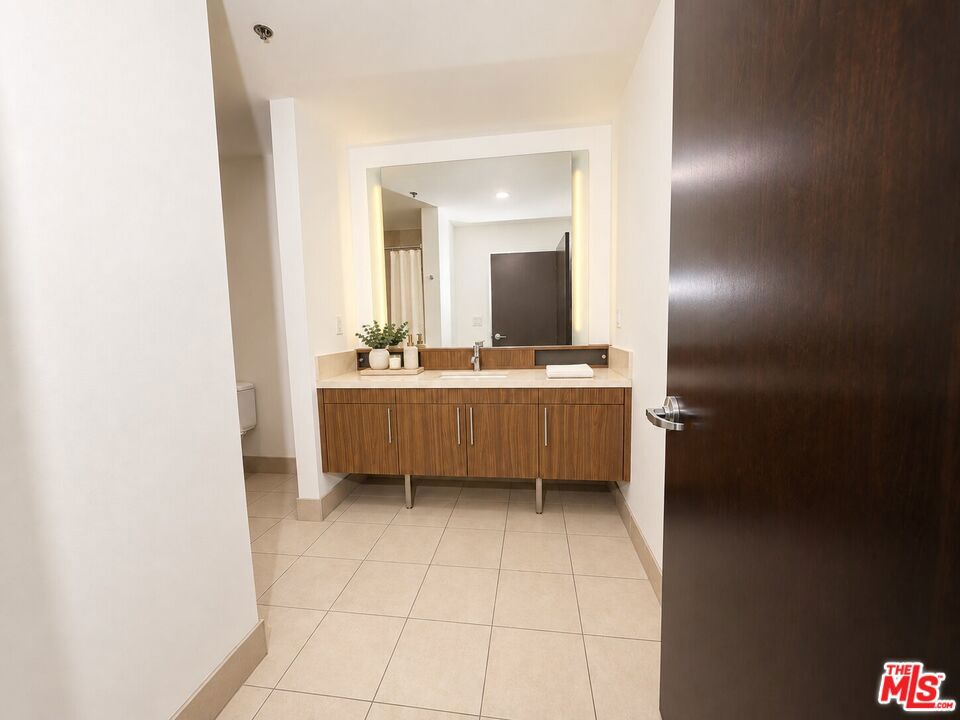 1100 S Hope Street 1510 Property Photo 17