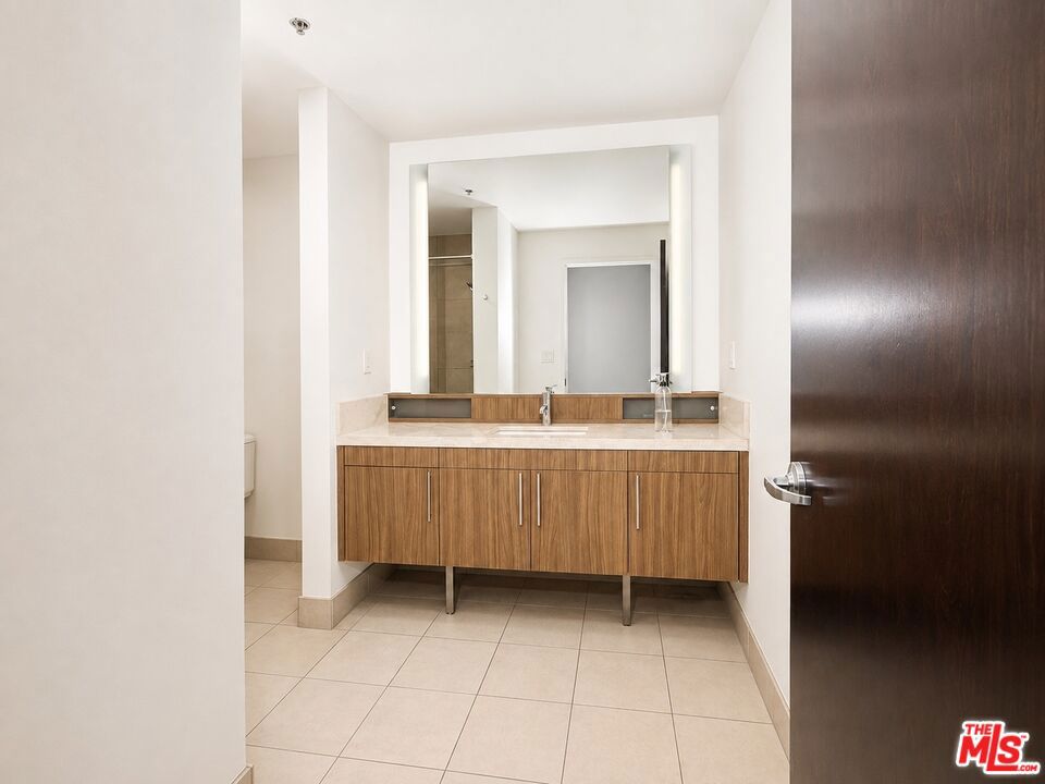 1100 S Hope Street 1510 Property Photo 18