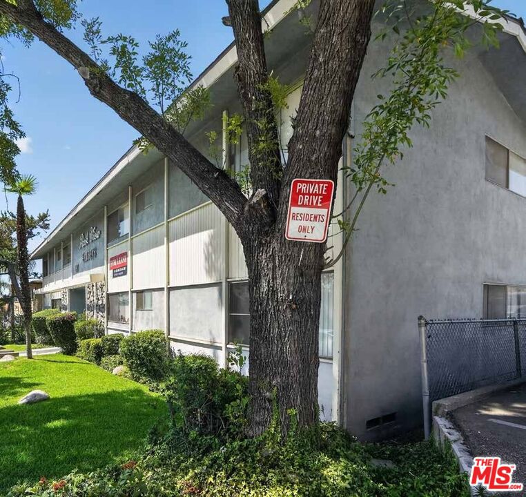 4447 Ocean View Boulevard Property Photo 6