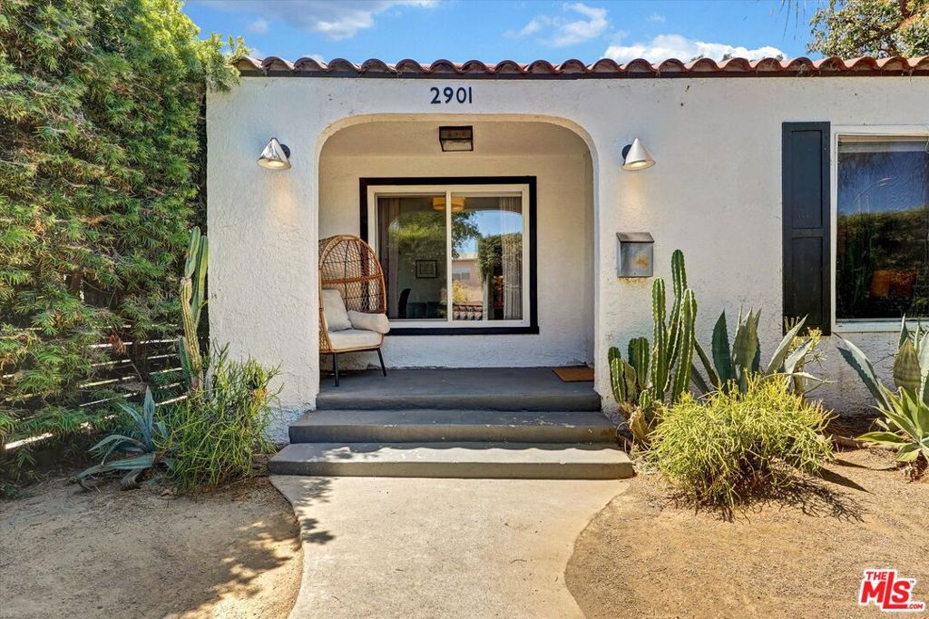 2901 S Redondo Boulevard Property Photo 2