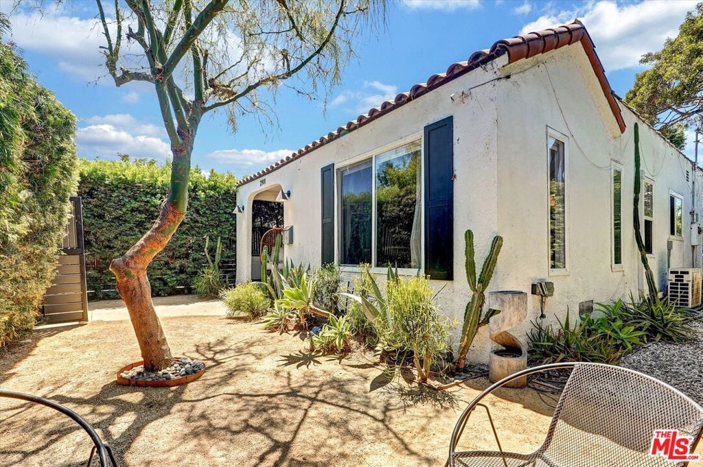 2901 S Redondo Boulevard Property Photo 5