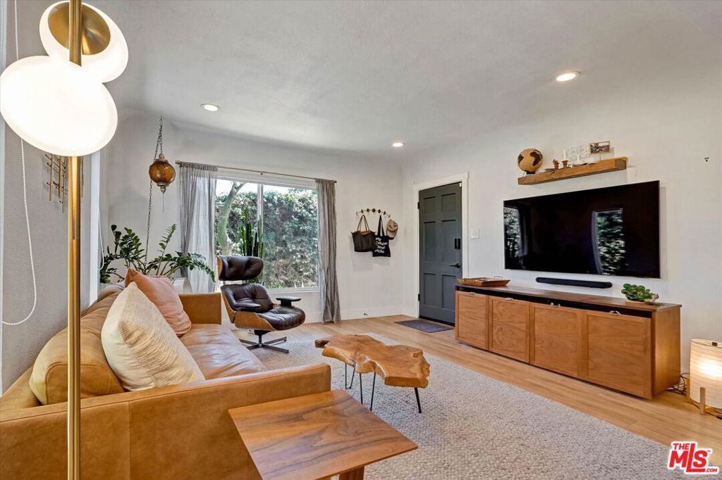 2901 S Redondo Boulevard Property Photo 6