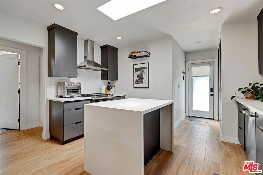 2901 S Redondo Boulevard Property Photo 16
