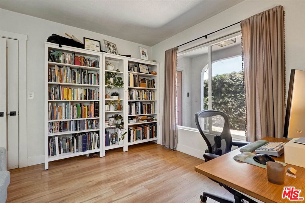 2901 S Redondo Boulevard Property Photo 21