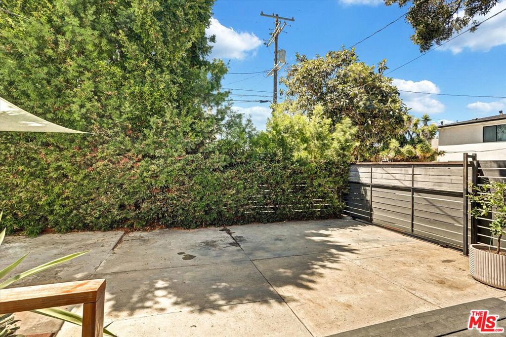 2901 S Redondo Boulevard Property Photo 31