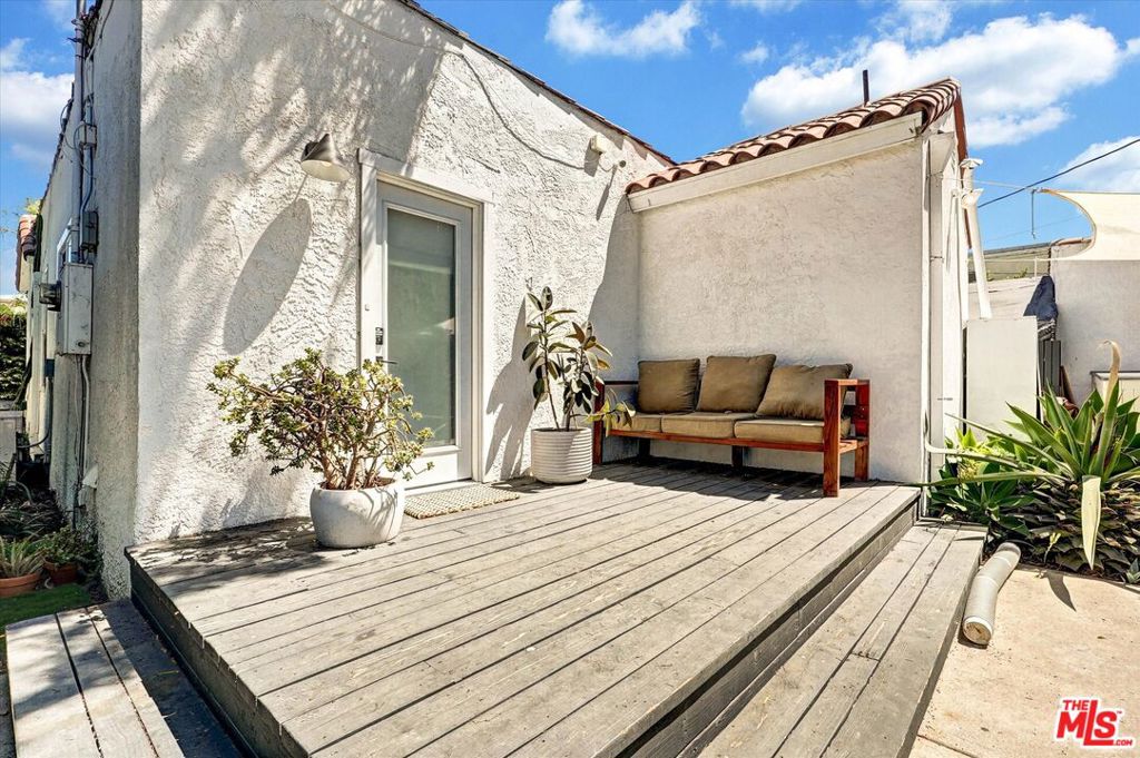 2901 S Redondo Boulevard Property Photo 32