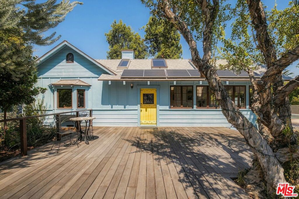 19627 Oxnard Street Property Photo 2