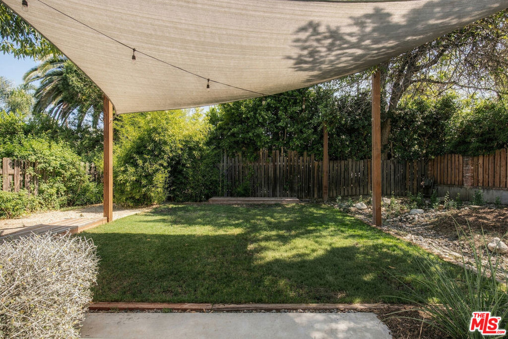 19627 Oxnard Street Property Photo 4
