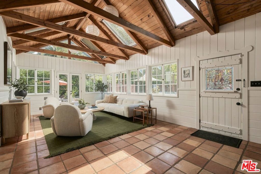 19627 Oxnard Street Property Photo 8