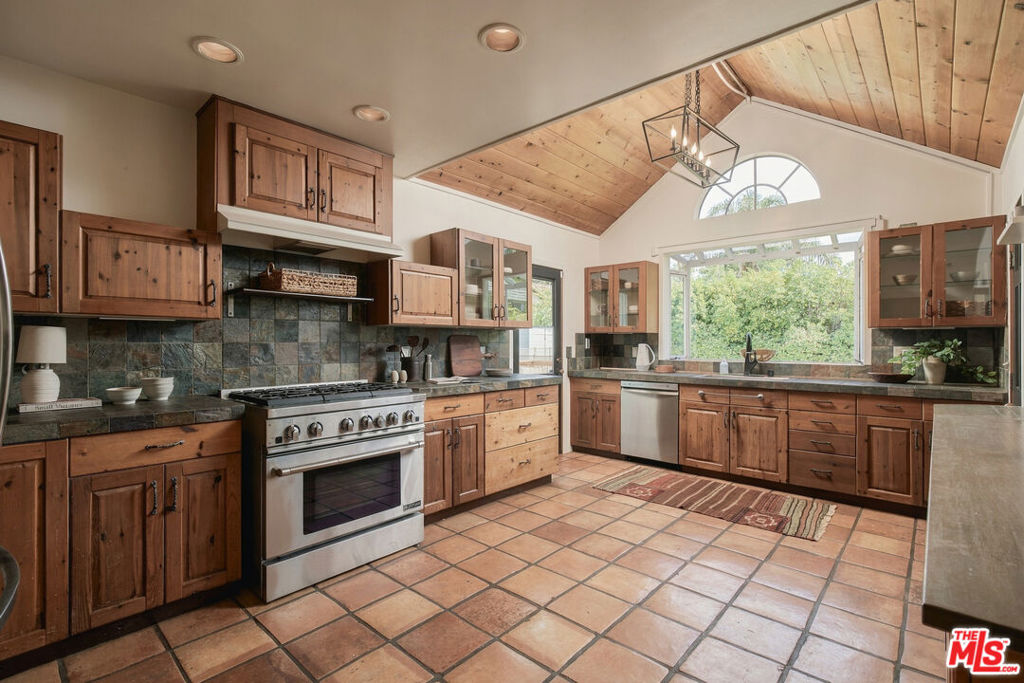 19627 Oxnard Street Property Photo 13