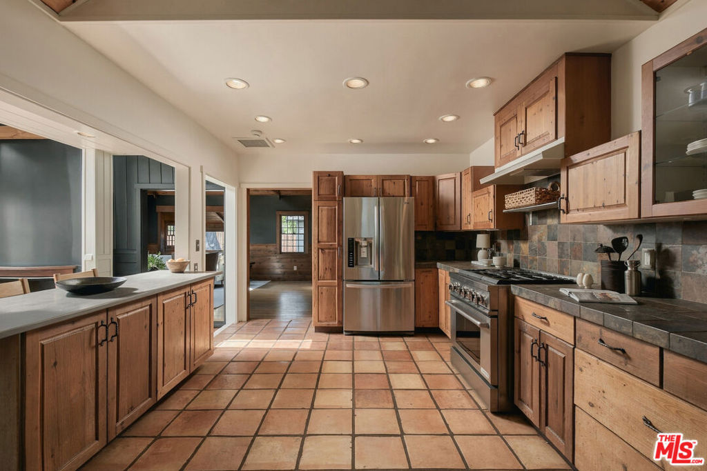 19627 Oxnard Street Property Photo 16