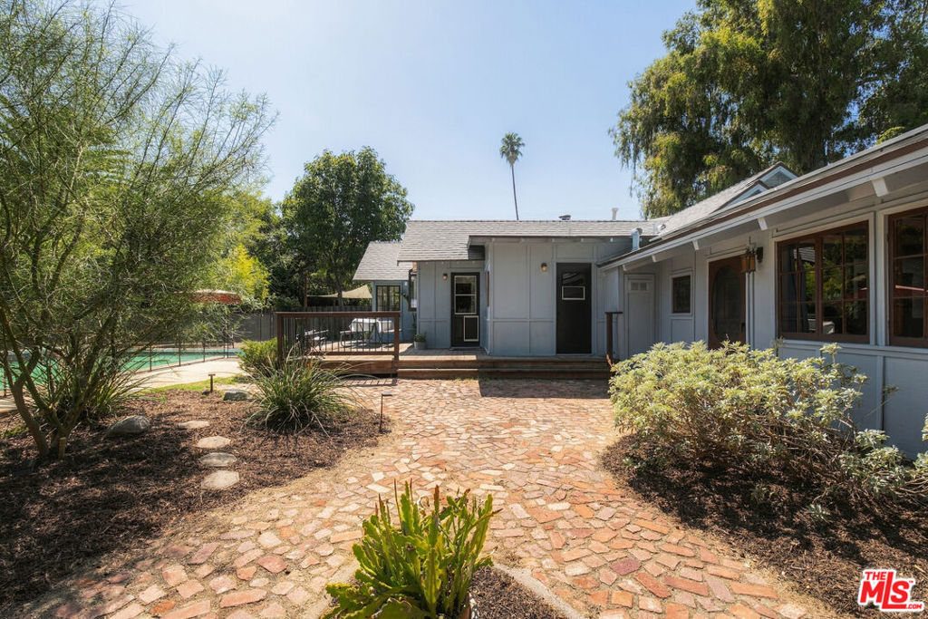 19627 Oxnard Street Property Photo 43
