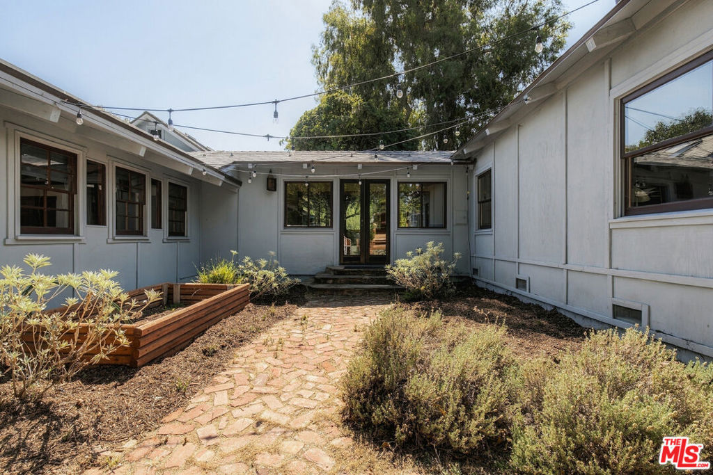19627 Oxnard Street Property Photo 45