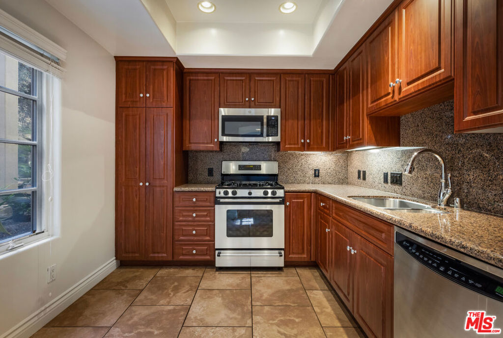851 N San Vicente Boulevard 102 Property Photo 10