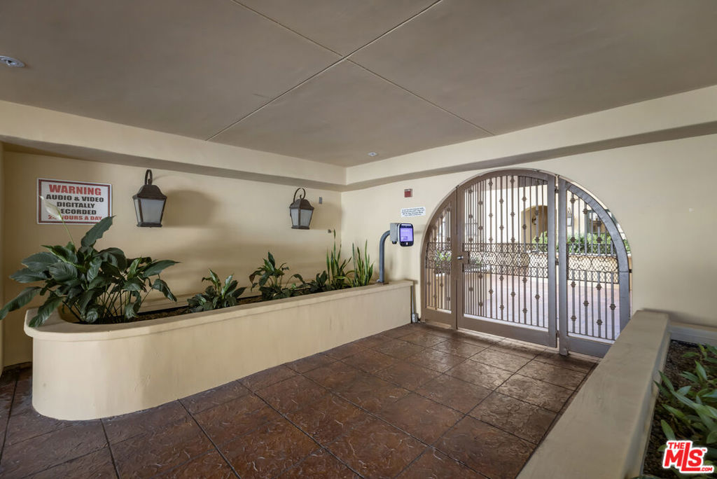 851 N San Vicente Boulevard 102 Property Photo 26